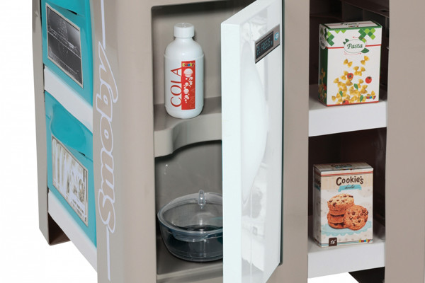 Koelkast en opbergruimte.