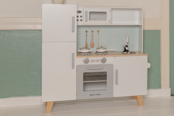 Moderne witte kinderkeuken