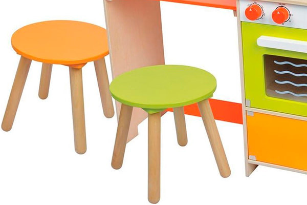 Inclusief twee krukjes