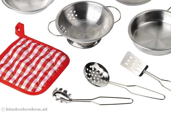 Voorzien van kookgerei en pannenlap.