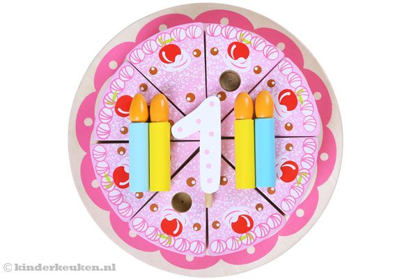 De taart kan in acht stukken worden gesneden.