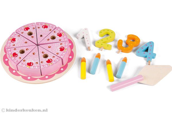 Met o.a. een gebak spatel, kaarsjes en cijfers voor op de taart.