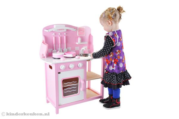 Handen wassen in de wasbak.