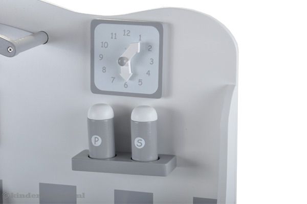 Klokje en peper- en zoutstel.