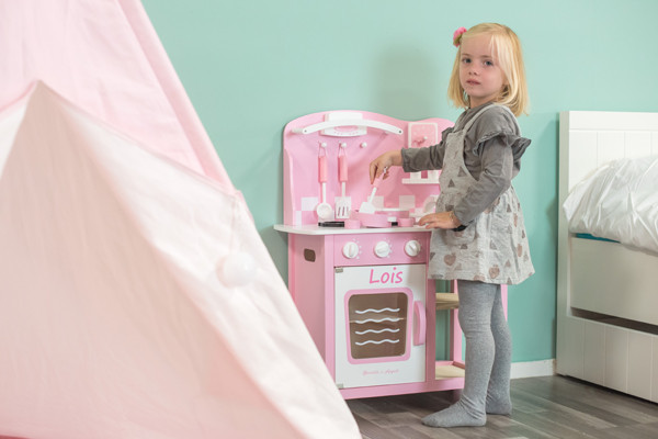 Optioneel: personaliseer de kinderkeuken met je eigen naam.