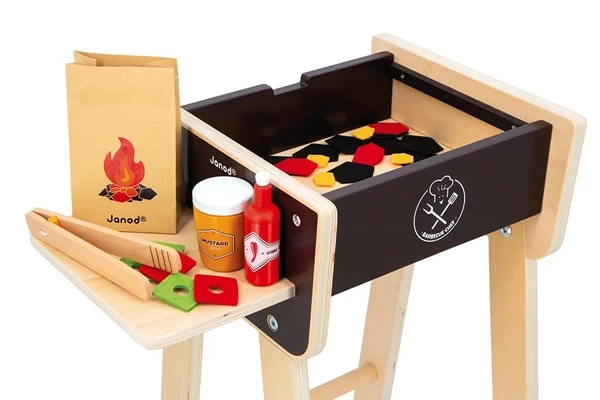 Houtskool van vilt in de barbecue