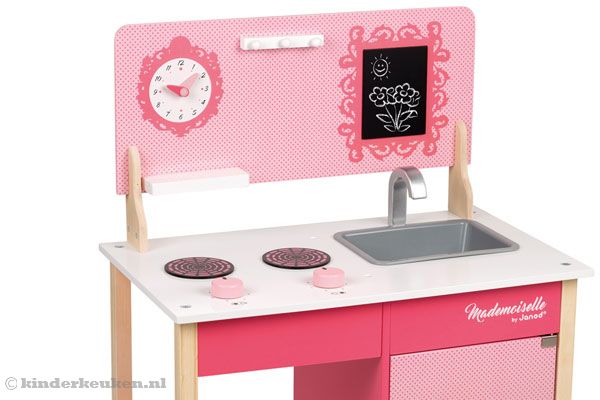 Inclusief o.a. klokje, krijtbord en wasbak met kraan.