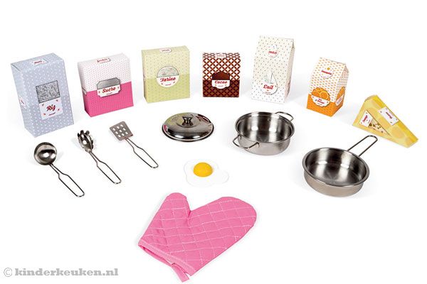 Inclusief 15 keukenaccessoires waaronder pannen en ovenwant.