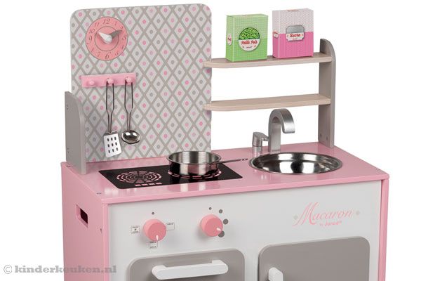 Met o.a. een klokje en drie haakjes om iets aan op te hangen.