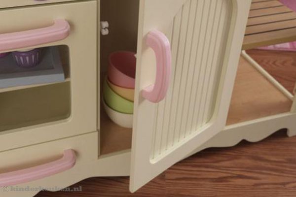 Voorzien van speelse keukenkast