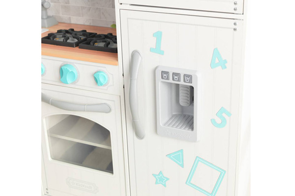 Versier de magnetische koelkast met magneten of een boodschappenlijst.