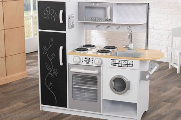 Keukentje met o.a. koelkast, wasmachine en oven.