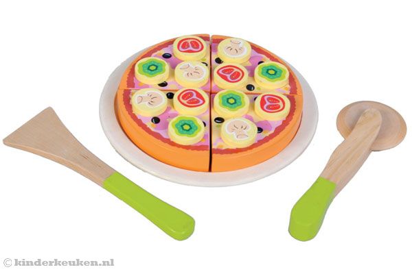 Snij de vier stukken met de handige pizzasnijder!