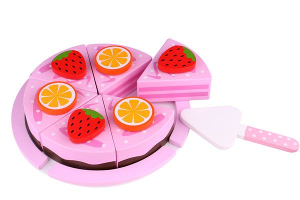 Houten fruit cake met bord en gebaksspatel.