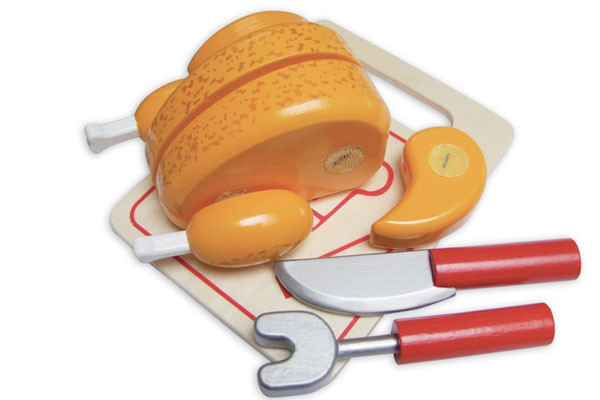 Geroosterde kip met snijplank en bestek.