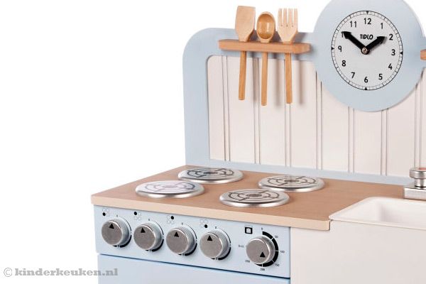 4 Pits gasfornuis, keukengerei en klok.