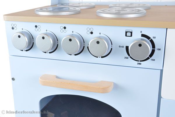 Met de knoppen stel je de kookplaat en oven in.