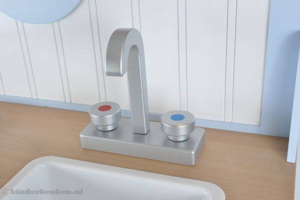 Kraan met koud en warm water knop.