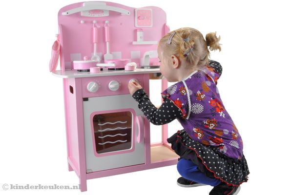 Draaien aan de knoppen van het fornuis.