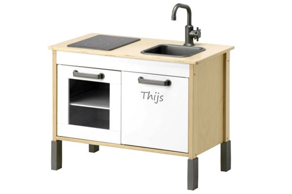 Grijze naamsticker voor je Ikea kinderkeuken.